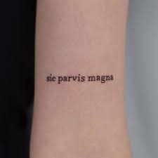Los tatuajes que utilizan palabras quedan bien en cualquier lugar, siempre que no se elija un texto demasiado grande para una zona. Frases Para Tatuarse Infierno Tatuajes