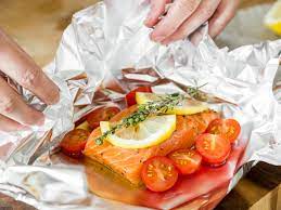 Lauchzwiebeln waschen, reinigen und rollen. Lachs Grillen So Wird Er Aussen Knusprig Und Innen Saftig
