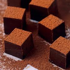 I cremini sono dei golosi cioccolatini torinesi a forma di cubo, con tre strati di bontà, o meglio due strati di cioccolato gianduia, che abbracciano uno strato di cioccolato alla nocciole, che alle volte si trova anche al sapore di caffè. Ricette Con Cioccolato Fondente E Al Latte Dai Dolci Alle Salse