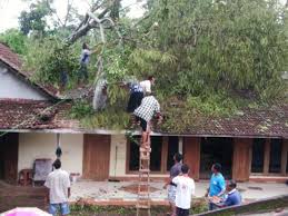 Kemudian dibagikan di media sosial dan saat ini tengah viral. Puting Beliung Obrak Abrik Kismantoro Purwantoro Dan Bulukerto Wonogiri Rumah Dan Kandang Rusak Kerugian Capai 100 Juta Joglosemar News