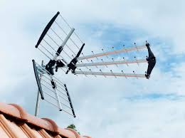 Par contre je capte un peu mieux ( toujours pas regardable ) avec l'antenne dans les combles, mais j'ai énormément de parasites et je ne capte toujours aucunes chaines numériques. Comment Choisir Son Antenne Tv Leroy Merlin