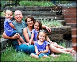 A Casual Outdoor Family Portrait With A Nice Coordination Of Color Between The Adults And Outdoor Family Portraits Family Portrait Photography Family Portraits