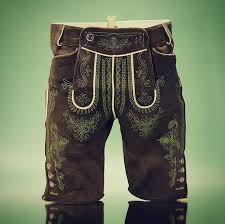 Fur Prachtburschen Die Reichbestickte Lederhose Aus Samisch Gegerbtem Leder Vom Rothirsch Ihre Stickerei Leucht Lederhose Manner Lederhose Trachten Lederhose