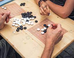 Hay juegos de mesa para todas las edades, para desarrollar diferentes capacidades y para estimular los diversos intereses que pueden mostrar los. Gente Jugando Juego De Mesa Chino Gente Jugando Mahjong Asi Foto De Stock Crushpixel