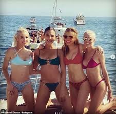 Jun 22, 2021 · 'selling sunset' star chrishell stause sashays into midcentury hollywood hills home. Sunset S Jason Oppenheim Says Netflix Show Isn T What He Envisioned Fr24 News English