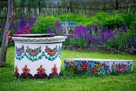 Zalipie Is A Village In Poland Known For Houses Decorated With Hand Painted Floral Designs It S Believed Th Polish Folk Art Floral Painting Local Painters