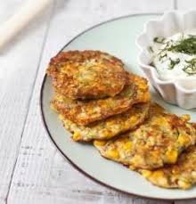 A La Texture Legere Et Fine Vous Allez Adorer Ces Galettes De Mais Accompagnees D Une Sauce Au Yaourt Citronnee A Recettes De Cuisine Recette Bonne Recette