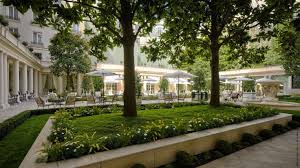 Remise En Beaute Du Celebre Jardin Du Bristol Le Bristol Hotel Bristol Paris Le Bristol Paris