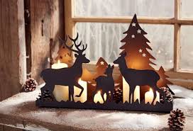Auf Dem Kerzentablett Winterwald Aus Metall Trifft Sich Familie Rotwild Das Zauberhafte Ensemble Is Manualidades Navidenas Madera Navidad Decoracion Navidad