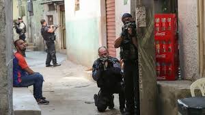 A operação começou por volta de 06h45, com helicópteros dando rasantes e policiais avançando o chão e a cama de uma casa no jacarezinho aparecem cobertos de sangue, após operação policial. Fzlsokjdo6ctym