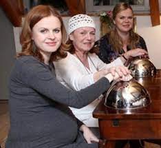 Na jevišti pobíhá plná energie a se stejným elánem se stará i o vnoučata. Iva Janzurova Se Stala Popate Babickou Dcera Theodora Porodila Kluka Showbiz Cz Clanek