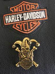 Harley Davidson Jester Bar Shield Vest Jacket Hat Pin Harley Davidson Insignes Gilet