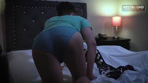 Entro-al-cuarto-de-mi-papa-y-me-lo-cojo-latin-boy-toys-short.mp4... -  EPORNER