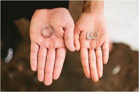 Kumpulan gambar tentang foto tangan cincin tunangan, klik untuk melihat koleksi gambar lain di kibrispdr.org. 57 Ide Pose Tangan Pose Foto Tunangan Pose Perkawinan