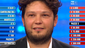 Affari tuoi, live e recensione prima puntata. Flavio Insinna e i pacchi  sono meno ansiogeni