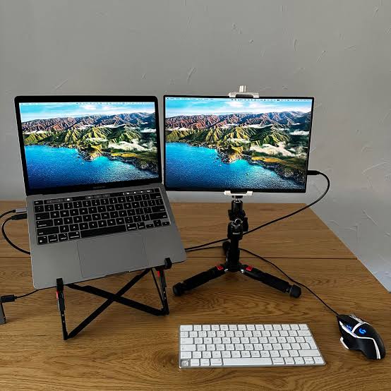 ポータブルモニターで作るデュアル画面環境（AI 生成）