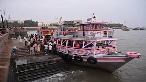 Gateway of India witnesses Sunday rush ...