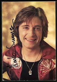 Ansichtskarte Musiker Mark Sommer in roter Jacke, Autograph:  Manuskript&nbsp;/&nbsp;Papierantiquität