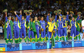 Seleções masculina e feminina de vôlei tem retrospecto impressionante nos últimos dez anos. Brasil 100 Anos Olimpicos Atenas 2004 Surto Olimpico