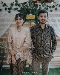 Posts about kemeja couple terbaru written by ardiealodie. Baju Lamaran Couple Simple Couple Keren