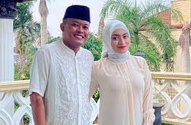Meski usia nathalie hanya terpaut beberapa tahun dari putranya, rizky febian, sule menganggap sang kekasih adalah sosok yang dewasa dalam segi pemikiran. Disurprise In Ultah Sule Lilin Angka Usia Nathalie Holscher Bikin Bingung Matamata Com