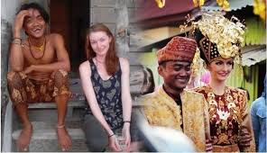 Kedua mempelai rupanya melangsungkan akad nikah di dekat. 8 Pernikahan Viral Pria Lokal Dengan Wanita Bule Nomor 5 Bikin Haru Bagian All