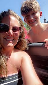 Hi, would one of you clever people be able to swap Dirty Horner with my  daughter and remove the flowers, she's Paddington mad Much appreciated