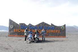 Tapi perlu diketahui bahwa pergi tanpa paket wisata bromo akan cukup merepotkan dan bisa saja menelan biaya lebih besar, terutama jika kamu hendak memesan sewa mobil/jeep sendiri hingga ke bromo. 26 Jam Bermotor Dari Bandung Ke Gunung Bromo Lelah Terbayar Keindahan