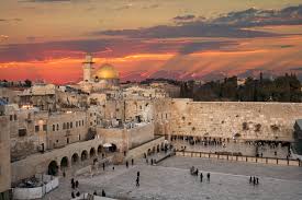 Pentru evei, zidul plangerii din ierusalim este cel mai important loc cu specific religios. Zidul Plangerii Ierusalim Israel