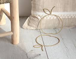 Pour la déco murale chambre bébé, une toise bébé lilipinso est idéale pour suivre l'évolution de bébé, de nombreux thèmes déco chambre bébé sont à votre disposition. Pomme Laiton Decoration Murale Chambre Enfant