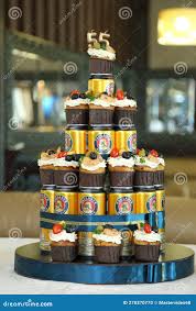 пивной торт на годовщину 55 лет. пивные банки в виде торта на годовщину 55  лет. оригинальный пирог Редакционное Изображение - изображение  насчитывающей лакомка, черный: 278370770