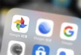 ▼ 下載並且開啟 google 相簿後，就可以看到 google 相簿 正在同步，切換到相片上，照片上還未同步完成的都會有小箭頭的符號，建議大家使用 wifi 先同步比. Tstxgf1rvdpsxm
