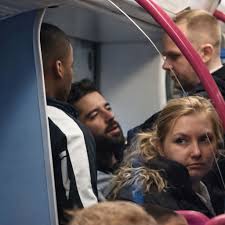 Asielzoeker daagt conducteur uit in de metro ”Kijk naar mij ik ben sterk”  en krijgt wat die verdient 👊 Bekijk de beelden in de eerste reactie  hieronder 👇