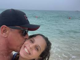 Viagem de descanso? Só se for descanso entre uma pose e outra! 😅 Tava só  curtindo a praia, mas o shape pediu passagem 😂💪🔥 #Tailandia #Thailand  #Viagem #Travel #Mar #Praia #BeachLife #Atleta #