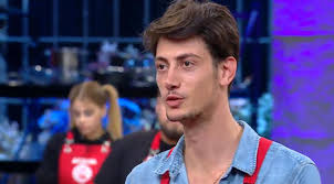 Aslı sencer sivrioğlu ile evlenen somer sivrioğlu'nun bu evliliğinden deniz ve derin isminde bir kızı ve bir oğlu vardır. Masterchef Alican Sabunsoy Kimdir Kac Yasinda Nereli Boyu Kac