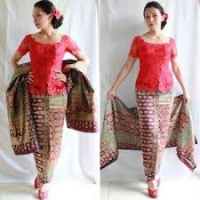 Kamu tetap bisa tampil anggun dengan kebaya brokat klasik dengan model yang tepat. 5 Tips Memilih Kebaya Sesuai Bentuk Tubuh