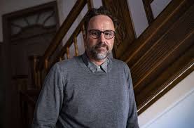 Kurt krömer, alias alexander bojcan, wurde 1974 geboren und ist komiker und schauspieler. L Paemm3zqnjdm