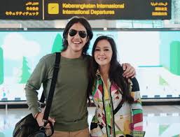 596,420 likes · 227 talking about this. 10 Pesona Seleb Berambut Gondrong Ini Bikin Kelihatan Makin Macho