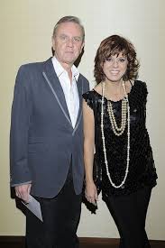 Z pewnością kojarzycie piosenkę z tego serialu o tym samym tytule w. Krzysztof Jaroszynski I Elzbieta Zajacowna