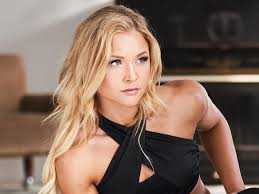 Du hast gerade begonnen, deinen alltag umzustellen und dich gesund zu ernähren und deinen körper zu trainieren. Sophia Thiel Super Fitness Tipps Und Ihre Beste Ubung Fur Die Beine Wunderweib