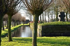 Langemark (belgien) ein eckiger betontunnel liegt in langemark zwischen friedhof und parkplatz. Kriegsgraberstatte Langemark Bau Pflege Und Instandsetzung Volksbund De