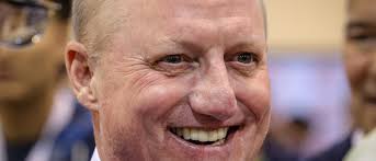 Warren Buffett varsler at han trekker seg som toppsjef