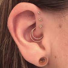 Ce Piercing Est Un Remede Contre Les Migraines Mais Il Est Aussi Joli Pyramid Stud Earrings Ear Jewelry Daith Piercing Jewelry