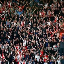 The characteristics are a tattoo on the right forearm, some clothing and a hat. Keine Untersuchungshaft Fur Hooligan Von Ajax Amsterdam