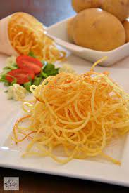 Spezzate gli spaghetti, versateli direttamente nella padella con le patate e mescolate bene. Spaghetti Di Patata Alla Paprika