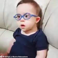 Il piccolo Enzino vede per la prima volta