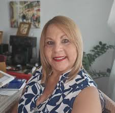 La artista adjunteña Mariana Ramos Rivera pinta esta semana su parte del  mural colaborativo a un costado de la Plaza de la Independencia Energética,  contigua a Casa Pueblo en Adjuntas. En esta