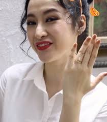 Cô nàng được họ hàng. Nga Ngá»­a TrÆ°á»›c Váº» Ä'áº¹p Angela PhÆ°Æ¡ng Trinh Thuá»Ÿ Nhá»