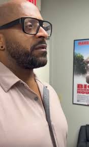 Manager Larry is not amused!🤣 COFTEI DETEE ILEOTEN 年のべかけ WNEN