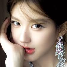 Whether at a High Jewelry High profile event or simply walking the street with the new @bvlgari #tubogas collection, Zhao Lusi epitomizes the modernity, sophistication, independance, style, cultural substance and career determination